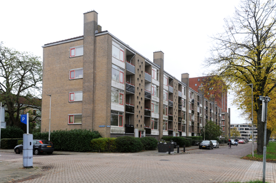 913102 Gezicht op het flatgebouw aan de Aalbersestraat te Utrecht, met links de ingang van de Samuel Mullerstraat.